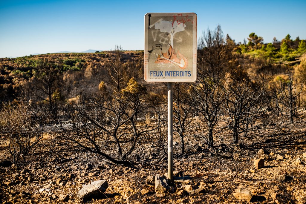 Opoul, 2022, Recherche de Cause et Circonstance de l'Incendie qui a détruit 1000 hectares de forêt. Experts DFCI de l'ONF et du SDIS 66. Panneau Feux Interdits.